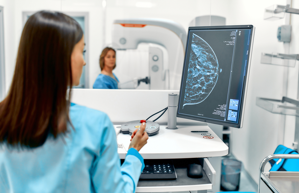shutterstock 1951533499 - Mammografia a USG – czym różnią się te badania i kiedy należy je wykonać?